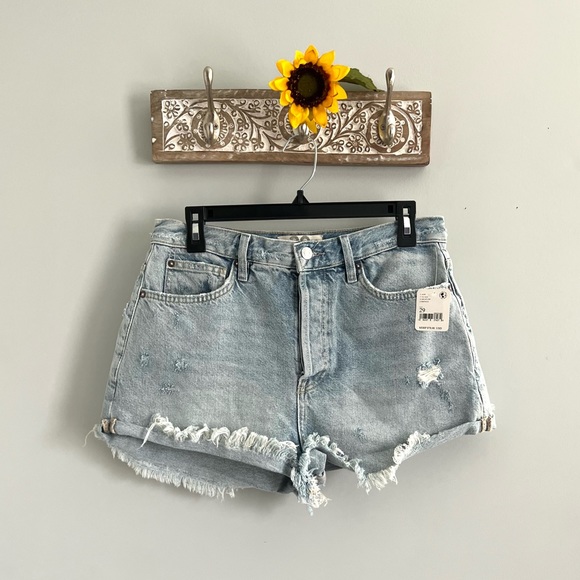 🌻🆕🚨FREE PEOPLE LASSO LIGHT WASH DENIM SHORTS-FOX TROT COLOR SIZES 28 & 29 - Picture 11 of 16